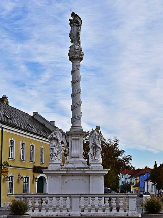 Orth an der Donau, Ortszentrum mit Mariensäule