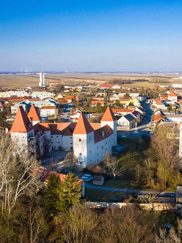 Orth an der Donau. Schloss und Kirche in Niederösterreich.